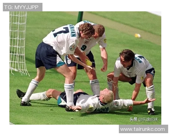 足球明星经典摇篮动作解析领略球场上的优雅与力量